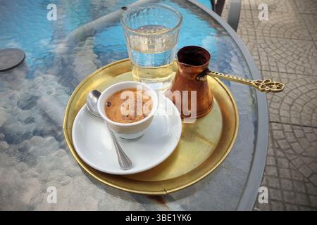 Traditioneller bosnischer Kaffee in Travnik, Bosnien und Herzegowina Stockfoto