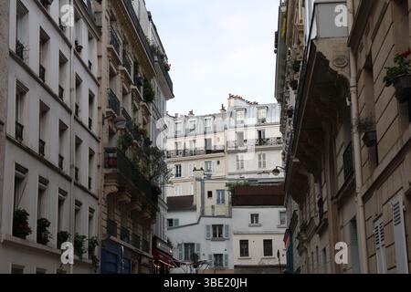 Blick auf eine enge Pariser Straße, flankiert von Tall Haussmann Gebäuden Stockfoto
