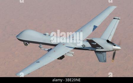 US Air Force General Atomics MQ-9A Reaper Drohne bewaffnet mit einem Paveway und zwei AGM-114 Hellfire Raketen über Afghanistan im Jahr 2008. Foto: Lt.Coll. Leslie Pratt/U/S. Luftwaffe Stockfoto