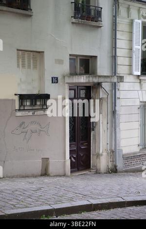 Nahaufnahme von Fish Street Art und Nummer 16 an der Fassade des Europäischen Gebäudes Stockfoto