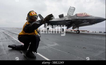 250525-N-FC892-1227 PHILIPPINE SEA, (25. Mai 2025) Aviation Boatswain’s Mate (Handling) 1st Class Jaquan Morgan, aus New York dem Stürmer zugewiesen Stockfoto