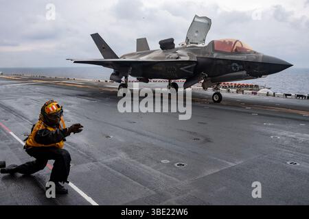 250525-N-WJ234-1196 PHILIPPINISCHE SEE (25. Mai 2025) Aviation Boatswain’s Mate 1st Class Jaquan Morgan aus New York startet eine F-35B Lightning II Abb. Stockfoto