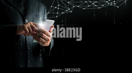 Digitale Technologie und Big Data sind für Einzelpersonen zugänglich. Ein Mann mit einem Smartphone stellt eine Verbindung zum Internet-Netzwerk her, um auf Echtzeitdaten zuzugreifen Stockfoto