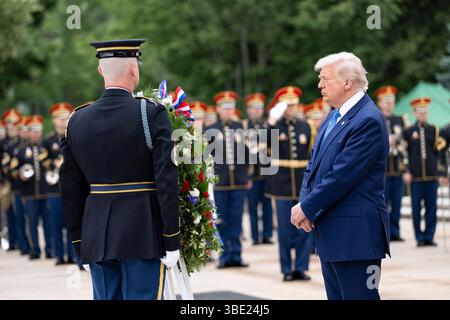 US-Präsident Donald Trump nimmt am Montag, 26. Mai, an einer Zeremonie des Ehrenkranzes des Präsidenten Teil, die am Grab des unbekannten Soldaten auf dem Arlington National Cemetery, Arlington, Virginia, stattfindet. 2025. dies war Teil der Gedenkfeier zum 157. nationalen Gedenktag. (Foto der US-Armee von Elizabeth Fraser / Arlington National Cemetery / veröffentlicht) Stockfoto