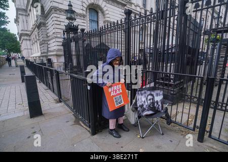 London, Großbritannien. 27. Mai 2025. Laila Soueif, die Mutter der inhaftierten britisch-ägyptischen Aktivistin Alaa Abdel Fattah, die Bloggerin und politische Aktivistin ist, nimmt ihren Hungerstreik außerhalb der Downing Street wieder auf, weil er am 29. September 2024 seine ungerechte fünfjährige Haftstrafe von den ägyptischen Behörden fortsetzte . Credit Amer Ghazzal/Alamy Live News Stockfoto