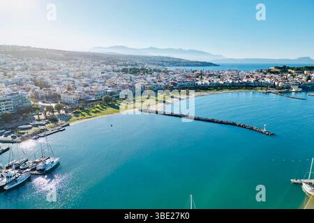 Aus der Vogelperspektive auf die bezaubernde Stadt Rethymno und das wunderschöne Meer auf Kreta Stockfoto
