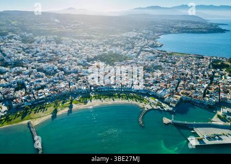 Aus der Vogelperspektive auf die bezaubernde Stadt Rethymno und das wunderschöne Meer auf Kreta Stockfoto