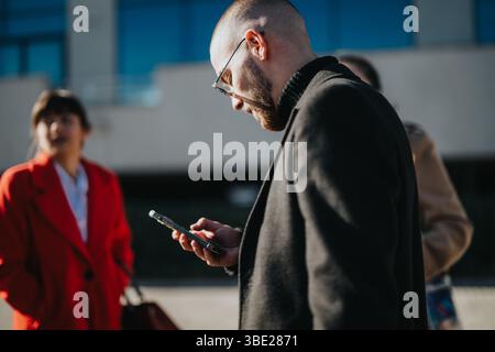 Professionelle Mitarbeiter, die sich mit modernen Technologien und Geschäftsinteraktionen im Freien beschäftigen Stockfoto