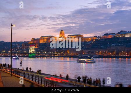 Blick auf Budapest bei Nacht mit Fluss und Königspalast Stockfoto