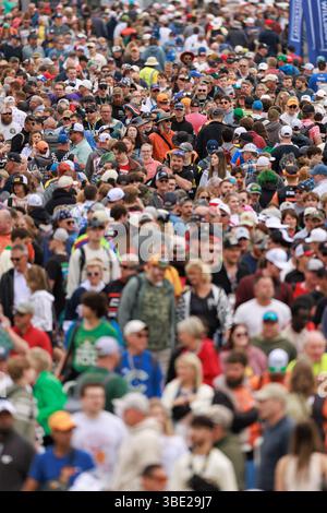 Indianapolis, Usa. Mai 2025. Die Leute kommen vor der NTT IndyCar Series 109. Fahrt der Indianapolis 500 auf dem Indianapolis Motor Speedway rein. Quelle: SOPA Images Limited/Alamy Live News Stockfoto