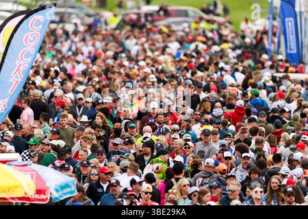 Indianapolis, Usa. Mai 2025. Die Leute kommen vor der NTT IndyCar Series 109. Fahrt der Indianapolis 500 auf dem Indianapolis Motor Speedway rein. Quelle: SOPA Images Limited/Alamy Live News Stockfoto