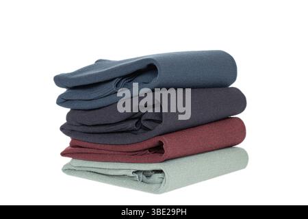 Herrenpullover in verschiedenen Farben wunderschön gefaltet auf weißem Hintergrund, Kleidung für einen Katalog oder Online-Shop Stockfoto