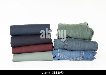 Gefaltete Herren-Pullover und Jeans auf weißem Hintergrund, ein Kleidungsstück für Kleiderschrank, Geschäft oder Werbung Stockfoto