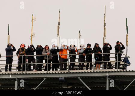 Indianapolis, Usa. Mai 2025. Spotter beobachten während der NTT IndyCar Series 109. Fahrt der Indianapolis 500 auf dem Indianapolis Motor Speedway. (Foto: Jeremy Hogan/SOPA Images/SIPA USA) Credit: SIPA USA/Alamy Live News Stockfoto