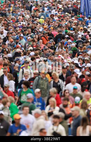 Indianapolis, Usa. Mai 2025. Die Leute kommen vor der NTT IndyCar Series 109. Fahrt der Indianapolis 500 auf dem Indianapolis Motor Speedway rein. (Foto: Jeremy Hogan/SOPA Images/SIPA USA) Credit: SIPA USA/Alamy Live News Stockfoto