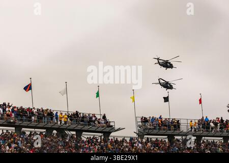 Indianapolis, Usa. Mai 2025. Hubschrauber fliegen vor der NTT IndyCar Series 109. Fahrt der Indianapolis 500 auf dem Indianapolis Motor Speedway. Quelle: SOPA Images Limited/Alamy Live News Stockfoto