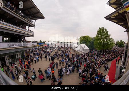 Indianapolis, Usa. Mai 2025. Die Leute kommen vor der NTT IndyCar Series 109. Fahrt der Indianapolis 500 auf dem Indianapolis Motor Speedway rein. (Foto: Jeremy Hogan/SOPA Images/SIPA USA) Credit: SIPA USA/Alamy Live News Stockfoto