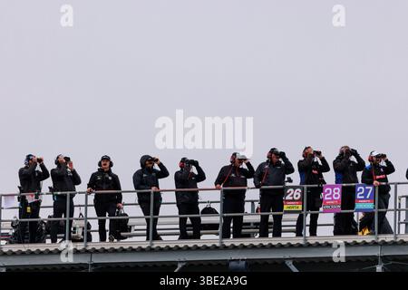 Indianapolis, Usa. Mai 2025. Spotter beobachten während der NTT IndyCar Series 109. Fahrt der Indianapolis 500 auf dem Indianapolis Motor Speedway. (Foto: Jeremy Hogan/SOPA Images/SIPA USA) Credit: SIPA USA/Alamy Live News Stockfoto