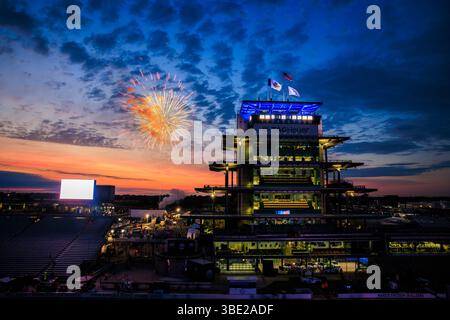 Indianapolis, Usa. Mai 2025. Feuerwerk zu Beginn der NTT IndyCar Series 109. Fahrt des Indianapolis 500 auf dem Indianapolis Motor Speedway. (Foto: Jeremy Hogan/SOPA Images/SIPA USA) Credit: SIPA USA/Alamy Live News Stockfoto