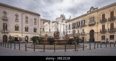 Besucher bewundern den wunderschönen Diana-Brunnen auf dem Archimede-Platz, der von Siracusas Charme in Sizilien, Italien, fasziniert ist Stockfoto