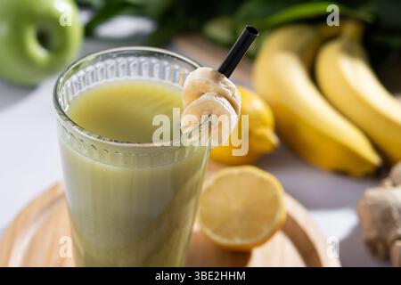 Grüner Smoothie mit Spinat, Banane, Apfel und Zitrone auf weißem Marmor Stockfoto