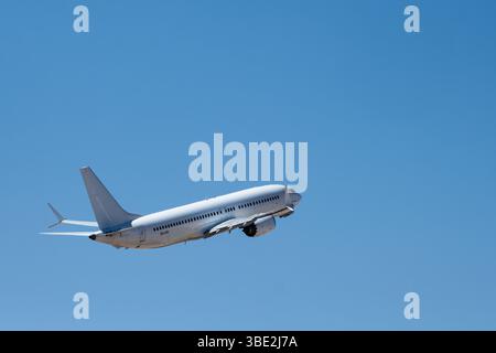 Eine Boeing 737-8 MAX, die nach dem Abheben in einen klaren blauen Himmel steigt Stockfoto