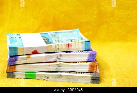 Bündel von 50, 100, 200 oder 500 Rupien hintereinander angeordnet Stockfoto