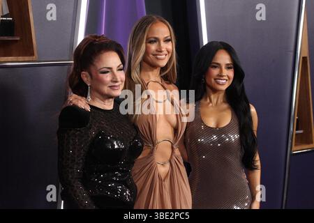 Nv. Mai 2025. Gloria Estefan, Jennifer Lopez, Becky G im Presseraum für die American Music Awards 2025 - Presseraum, Fontainebleau Las Vegas, Las Vegas, NV, 26. Mai, 2025. Quelle: JA/Everett Collection/Alamy Live News Stockfoto