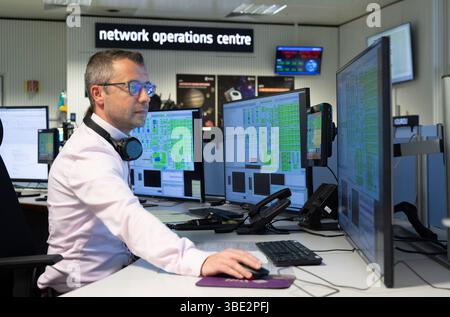 Darmstadt, Deutschland. Mai 2025. Ein ESA-Mitarbeiter sitzt im Network Operation Center. Das neue Cybersicherheitszentrum der Europäischen Weltraumorganisation soll 28 Satelliten, Bodenstationen und Kontrollsysteme vor äußeren Einflüssen schützen. Quelle: Boris Roessler/dpa/Alamy Live News Stockfoto