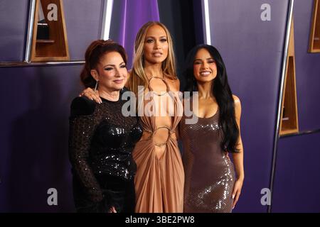 Nv. Mai 2025. Gloria Estefan, Jennifer Lopez, Becky G im Presseraum für die American Music Awards 2025 - Presseraum, Fontainebleau Las Vegas, Las Vegas, NV, 26. Mai, 2025. Quelle: JA/Everett Collection/Alamy Live News Stockfoto