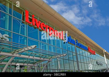 Abflugbereich und Fassade des Liverpool John Lennon Airport in Speke, Merseyside, England. Stockfoto