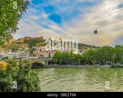 Die Altstadt von Tiflis mit Panoramablick aus der Vogelperspektive. Tiflis ist die Hauptstadt und die größte Stadt Georgiens und liegt am Ufer des Flusses Kura. Tiflis. Georgien Stockfoto