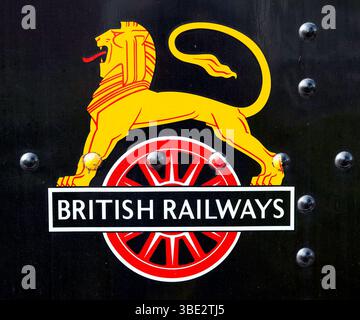 Nahaufnahme des ersten Löwenemblems der British Railways an der Seite der Lokomotive Nr. 76017, einer 2-6-0 BR Standard Class 4 Dampflok am Bahnhof Bodium Stockfoto