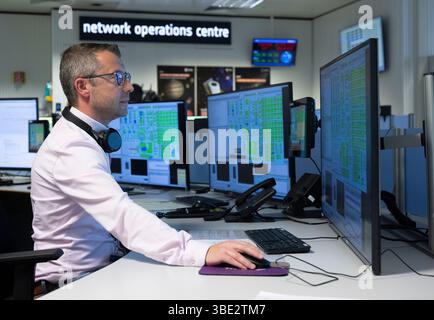 Darmstadt, Deutschland. Mai 2025. Ein ESA-Mitarbeiter sitzt im Network Operation Center. Das neue Cybersicherheitszentrum der Europäischen Weltraumorganisation wird den Schutz von 28 Satelliten, Bodenstationen und Kontrollsystemen vor äußeren Einflüssen gewährleisten. Quelle: Boris Roessler/dpa/Alamy Live News Stockfoto