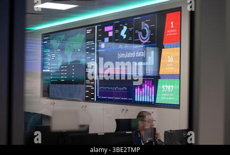 Darmstadt, Deutschland. Mai 2025. Ein Mitarbeiter sitzt an Bildschirmen im neuen Cyber Security Operations Center der ESA. Das neue Cybersicherheitszentrum der Europäischen Weltraumorganisation wird den Schutz von 28 Satelliten, Bodenstationen und Kontrollsystemen vor äußeren Einflüssen gewährleisten. Quelle: Boris Roessler/dpa/Alamy Live News Stockfoto