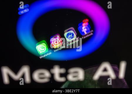 Schwerin, Deutschland. Mai 2025. Die Apps Facebook, Messenger, Instagram und WhatsApp werden auf einem Smartphone-Display angezeigt, das das Logo der KI-Anwendung Meta AI widerspiegelt. Die Facebook-Gruppe Meta kann nun ihre Systeme der künstlichen Intelligenz in großem Maßstab mit Nutzerdaten aus Deutschland trainieren. Quelle: Jens Büttner/dpa/Alamy Live News Stockfoto