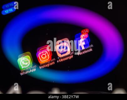 Schwerin, Deutschland. Mai 2025. Die Apps Facebook, Messenger, Instagram und WhatsApp werden auf einem Smartphone-Display angezeigt, das das Logo der KI-Anwendung Meta AI widerspiegelt. Die Facebook-Gruppe Meta kann nun ihre Systeme der künstlichen Intelligenz in großem Maßstab mit Nutzerdaten aus Deutschland trainieren. Quelle: Jens Büttner/dpa/Alamy Live News Stockfoto