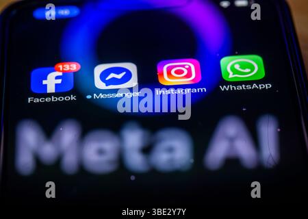 Schwerin, Deutschland. Mai 2025. Die Apps Facebook, Messenger, Instagram und WhatsApp werden auf einem Smartphone-Display angezeigt, das das Logo der KI-Anwendung Meta AI widerspiegelt. Die Facebook-Gruppe Meta kann nun ihre Systeme der künstlichen Intelligenz in großem Maßstab mit Nutzerdaten aus Deutschland trainieren. Quelle: Jens Büttner/dpa/Alamy Live News Stockfoto