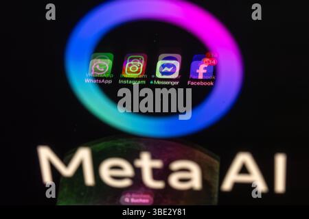 Schwerin, Deutschland. Mai 2025. Die Apps Facebook, Messenger, Instagram und WhatsApp werden auf einem Smartphone-Display angezeigt, das das Logo der KI-Anwendung Meta AI widerspiegelt. Die Facebook-Gruppe Meta kann nun ihre Systeme der künstlichen Intelligenz in großem Maßstab mit Nutzerdaten aus Deutschland trainieren. Quelle: Jens Büttner/dpa/Alamy Live News Stockfoto