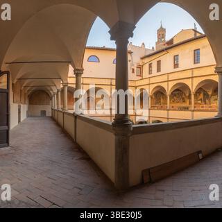 FLORENZ, ITALIEN - 17. MÄRZ 2025: Das Atrium des Badia Fiorentina-Gebäudes. Stockfoto