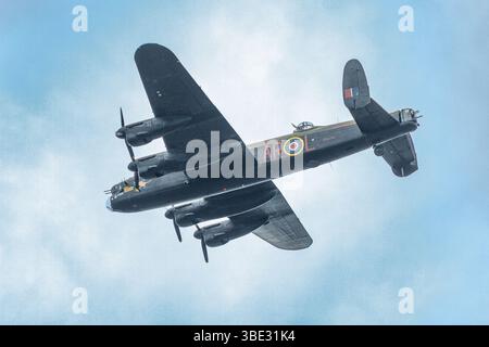 Ein Avro ww2 lancaster Bomber auf der Raf Cosford Airshow, der eine Ausstellung für den Flug in der Schlacht um Großbritannien macht. Stockfoto