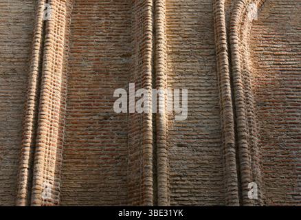 Nahaufnahme der strukturierten Ziegelwand mit komplexen Mustern Stockfoto