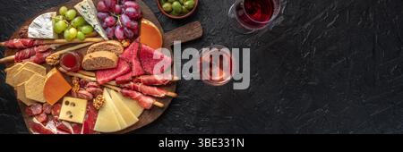 Antipasti oder Tapas. Wurst- und Käseplatte mit Wein, Flachbild-Panorama mit Kopierraum Stockfoto
