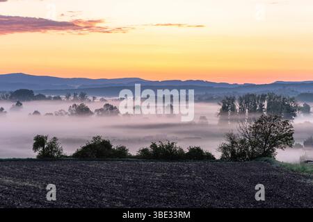 Frankreich, Puy de Dome, Sonnenaufgang über der Limagne-Ebene Stockfoto