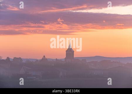 Frankreich, Puy de Dome, Sonnenaufgang über dem Dorf Espirat und der Ebene des Limagne Stockfoto