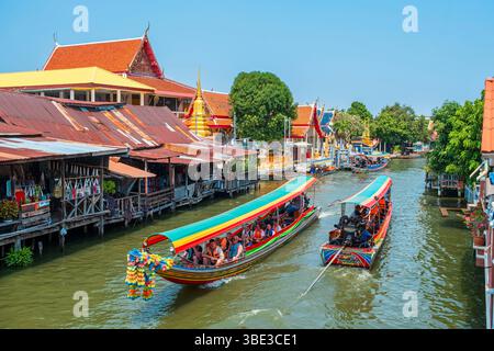 Thailand, Bangkok, Phasi Charoen Viertel, die Ufer des Khlong Bang Luang, Tour in den Khlongs mit einem traditionellen Boot Stockfoto