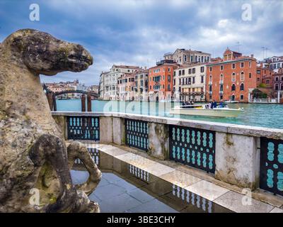 Italien, Venetien, Venedig, das von der UNESCO zum Weltkulturerbe erklärt wurde, Terrasse des Kunstmuseums Peggy Guggenheim Collection mit Blick auf den Canal Grande Stockfoto