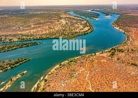 Simbabwe, Province de Matabeleland septentrional, District de Hwange, le fleuve Zambèze, vue aérienne Stockfoto