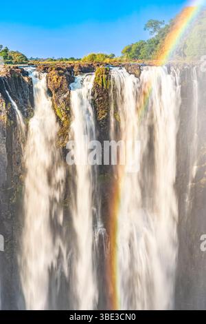Simbabwe, die septentrionale Provinz Matabeleland, der Bezirk Hwange, der Victoria Falls National Park, der Regenbogen am Sambesi River an den UNESCO-Weltkulturerbestätten Victoria Falls, hier am Ende der Trockenzeit Stockfoto