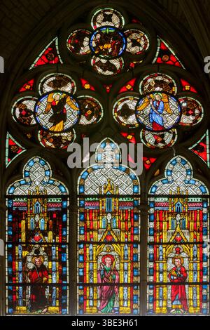 Frankreich, Aube, Troyes, Route du Vitrail (Straße des Buntglasfensters), Kathedrale St. Peter und St. Paul, die zwischen dem 13. Und 17. Jahrhundert im gotischen Stil erbaut wurde, Buntglasfenster der Peterskapelle, die von links nach rechts den Heiligen Jakobus, den Heiligen Peter und den Heiligen Johannes den Evangelisten darstellt, in der Tympan eine Kreuzigung und zwei Engel Stockfoto
